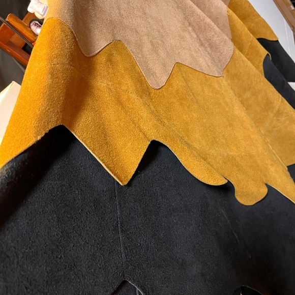 Beautiful Leather Poncho - Picture 5 of 13